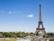 Der Eiffelturm in Paris an einem sonnigen Tag mit blauem Himmel
