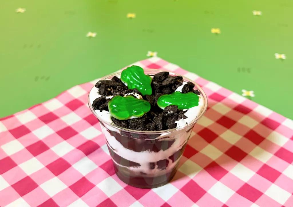 Marshmallow and chocolate pudding topped with gummy frogs
