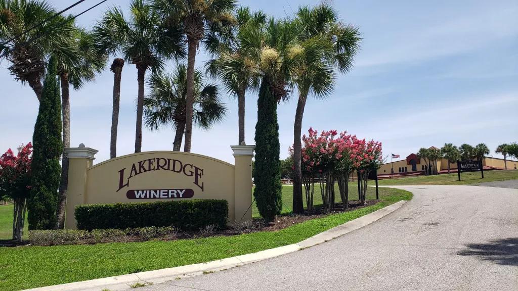 The front entrance of Lakeridge Winery with a sign showing the name