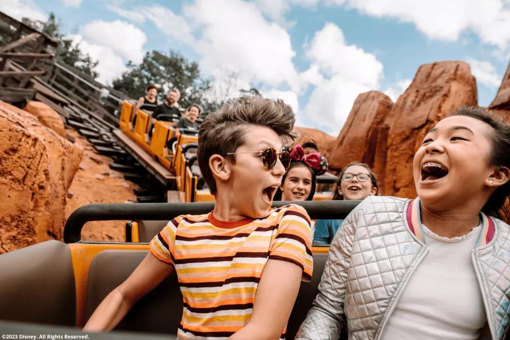 Kinder fahren mit Big Thunder Mountain Railroad im Magic Kingdom Park