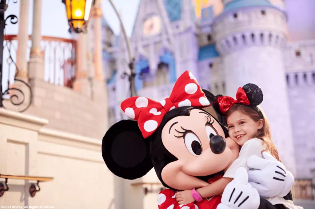Kind mit Minnie im Magic Kingdom Park