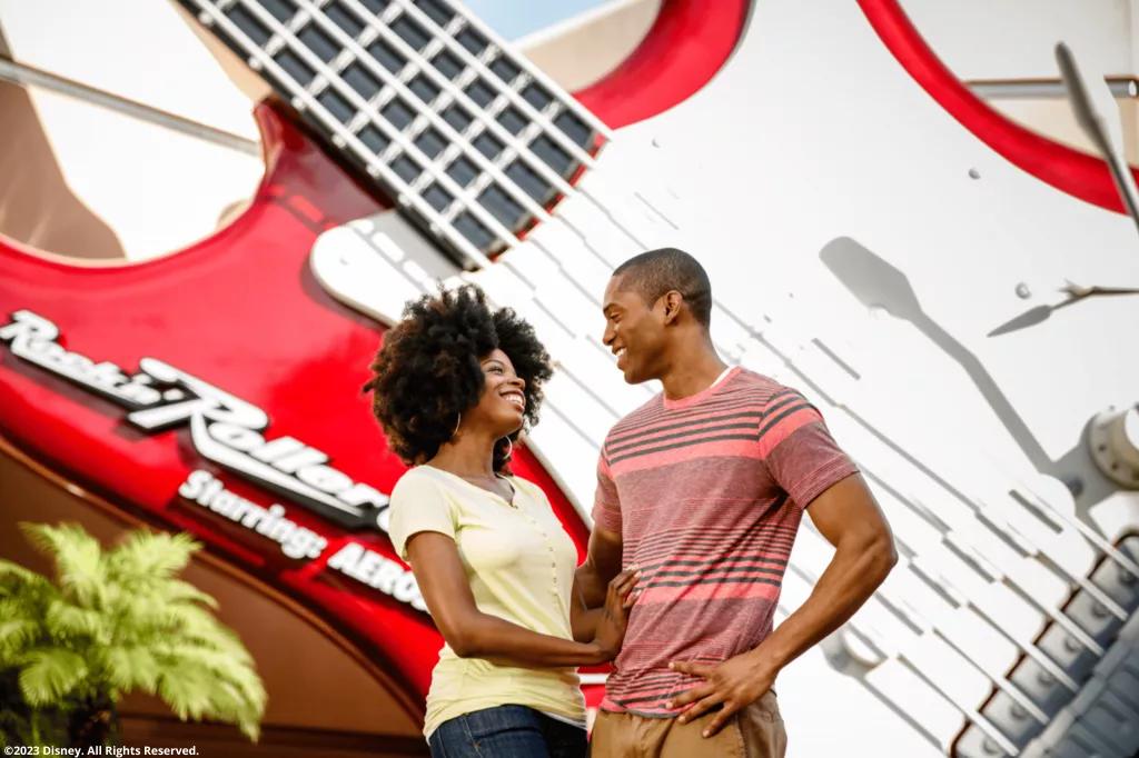 Gäste vor dem Rock 'N' Roller Coaster in Disney's Hollywood Studios