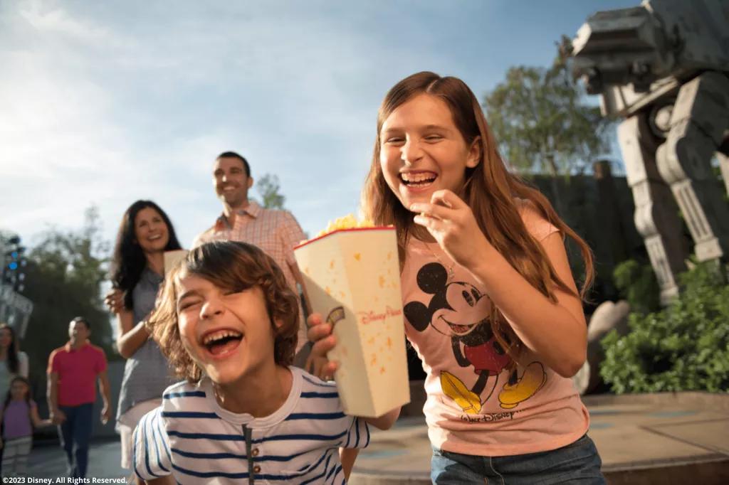 Kinder mit Popcorn in Disney's Hollywood Studios