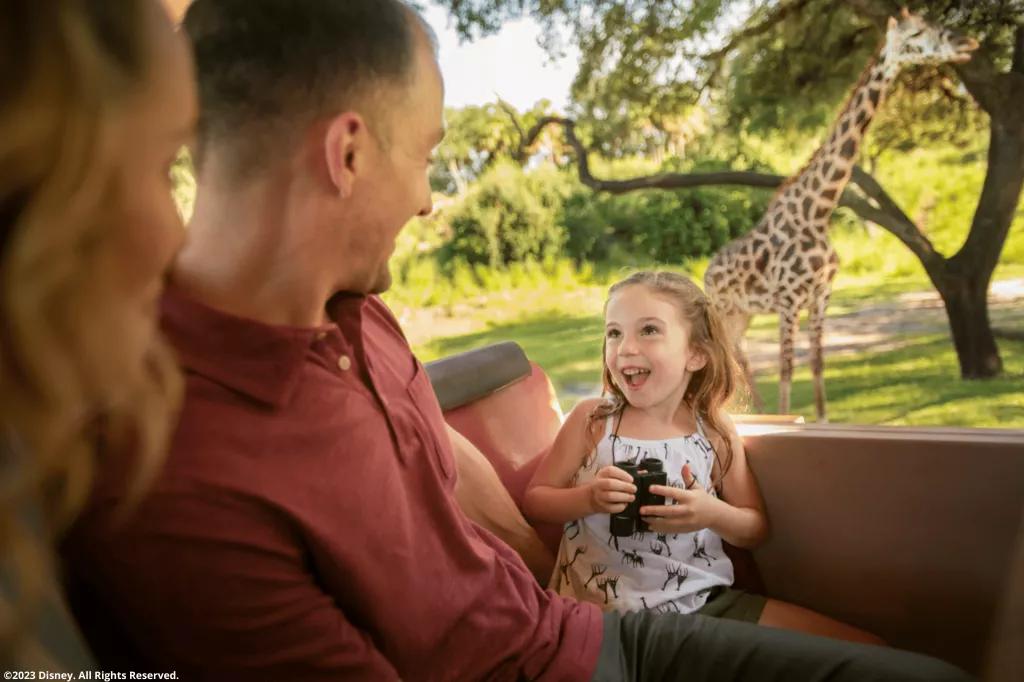 Gäste im Disney's Animal Kingdom Themenpark bestaunen eine Giraffe 