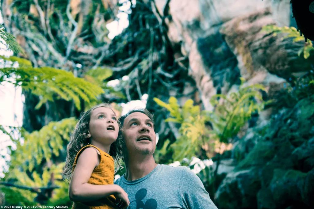 Gäste bestaunen den Themenbereich Pandora - The World of Avatar