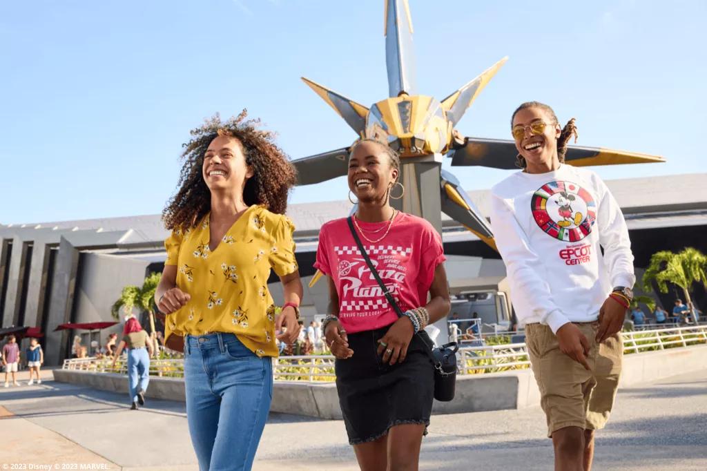 Gäste in EPCOT vor Guardians of the Galaxy: Cosmic Rewind
