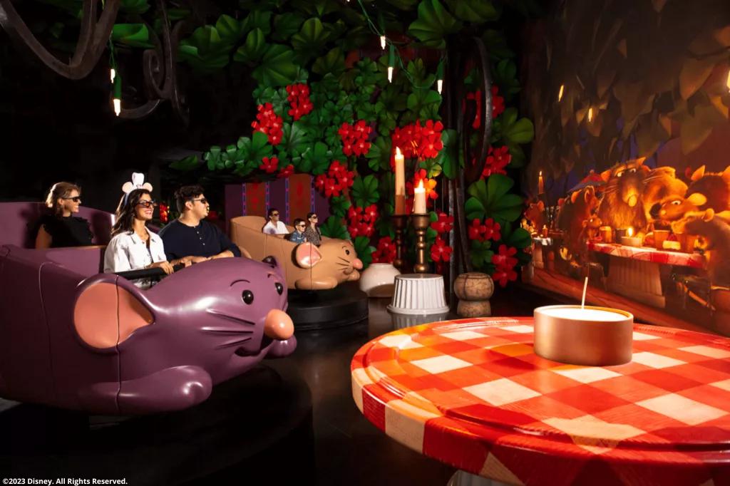 Gäste in Remy's Ratatouille Adventure in EPCOT