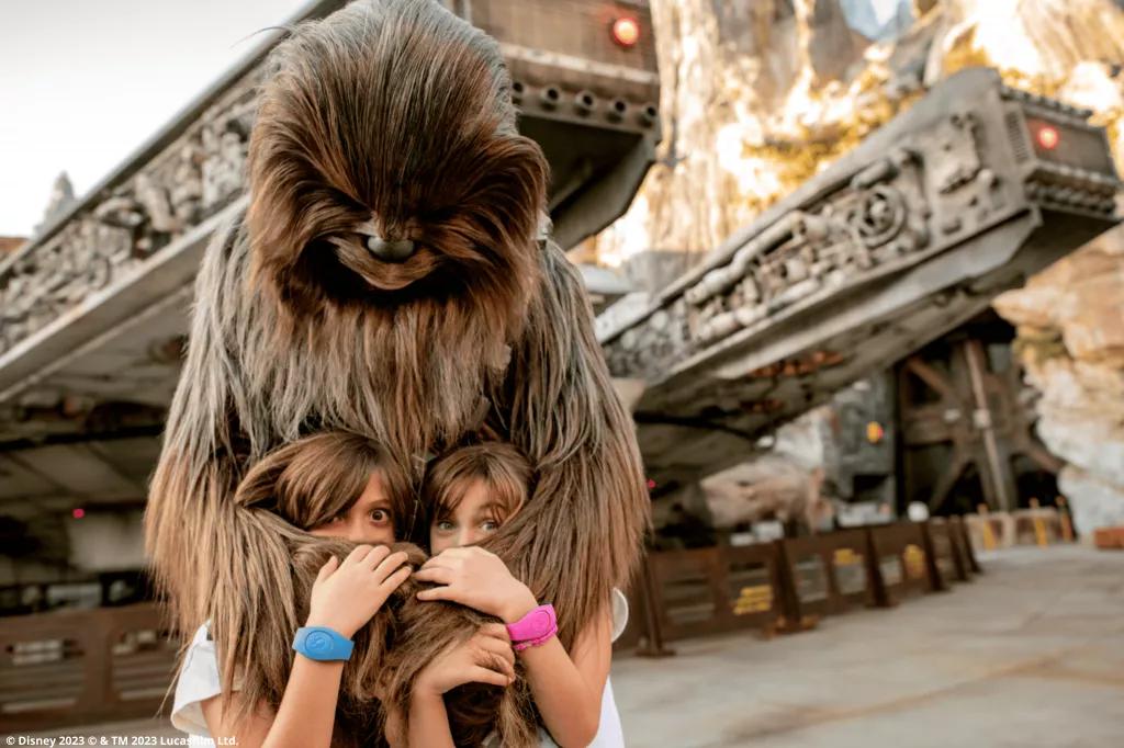 Kinder mit Chewbacca in Star Wars: Galaxys Edge in Disney's Hollywood Studios