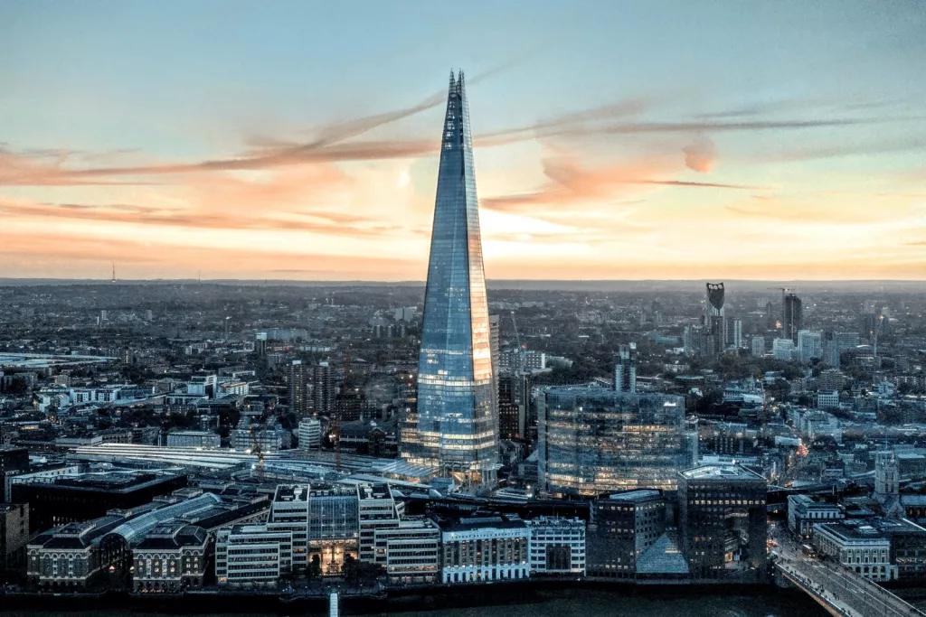 The shard in front of a pink sky at sunrise 