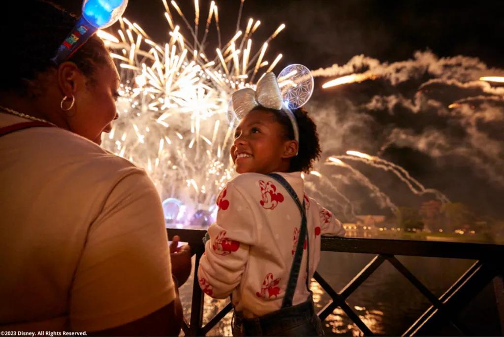 Gäste bestaunen das Feuerwerk in EPCOT