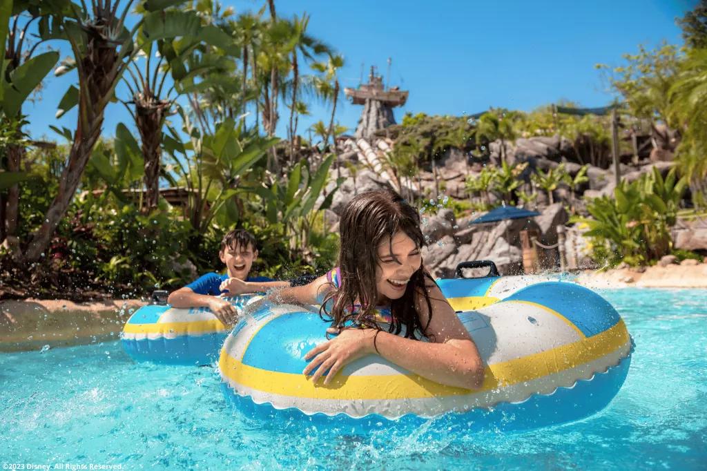 Gast in Disney's Typhoon Lagoon Wasserpark