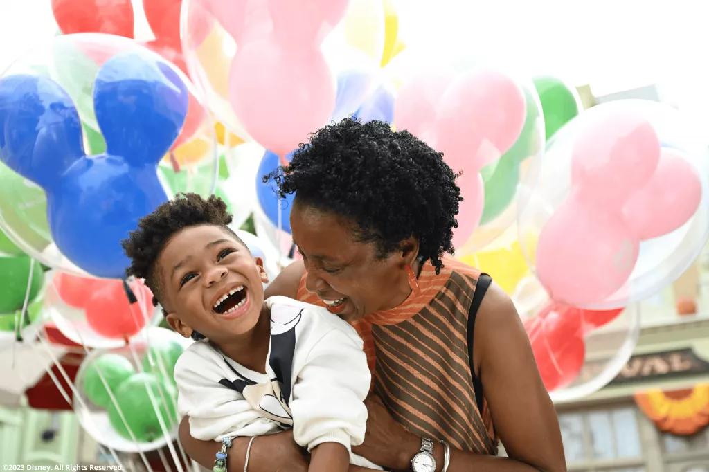 Gäste im Walt Disney World Resort mit Ballons