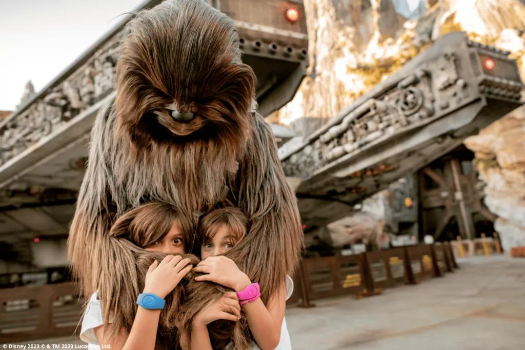 Kinder in Disney's Hollywood Studios mit Chewbacca