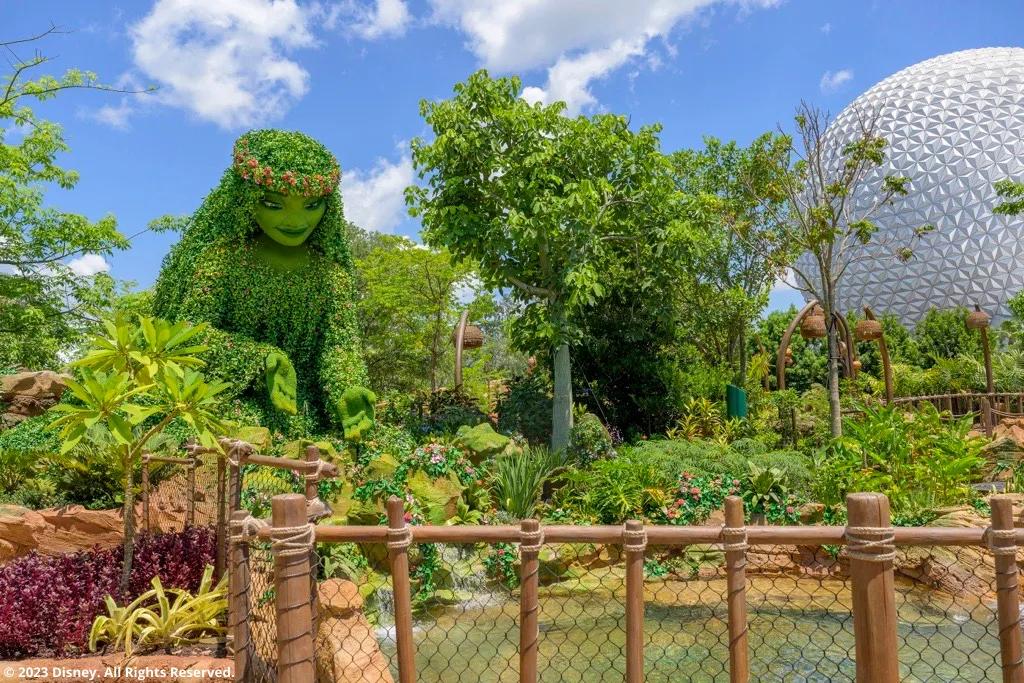 Die neue EPCOT Attraktion Journey of Water, Inspired by Moana mit dem Spaceship Earth im Hintergrund