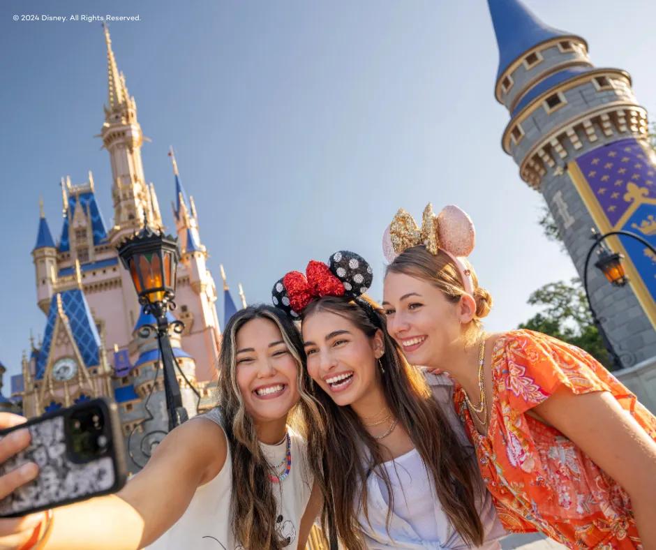 Drei Frauen stehen vor dem Cinderella Schloss im Magic Kingdom Park im Walt Disney World Resort in Florida