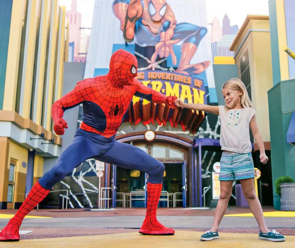 Ein kleines Mädchen mit Spiderman in Islands of Adventure Themenpark im Universal Orlando Resort