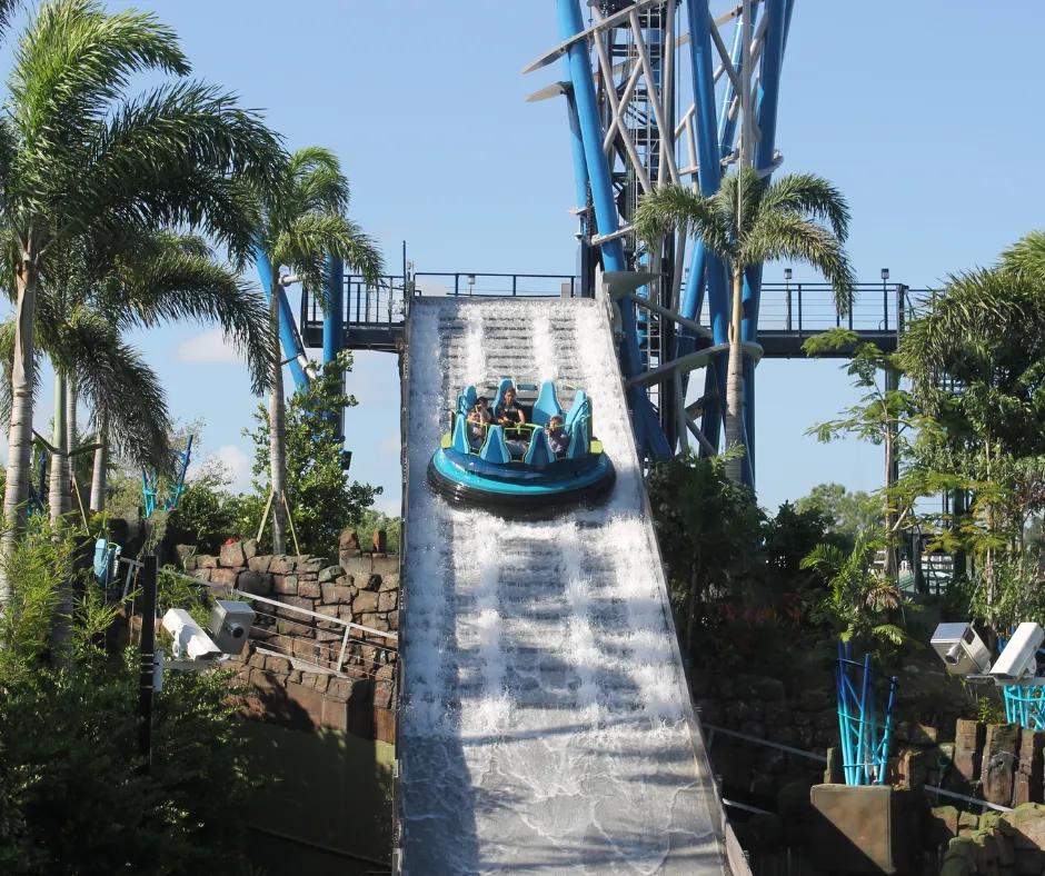 Wasserbahn Infinity Falls in SeaWorld Orlando