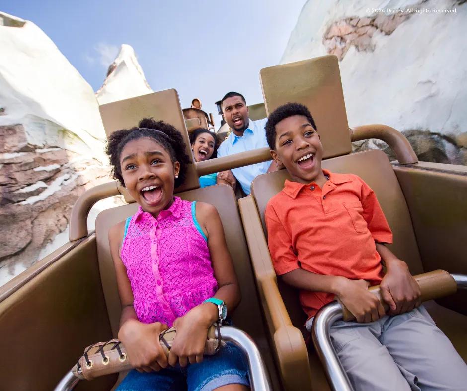 Kinder auf Expedition Everest im Disney's Animal Kingdom Themenpark