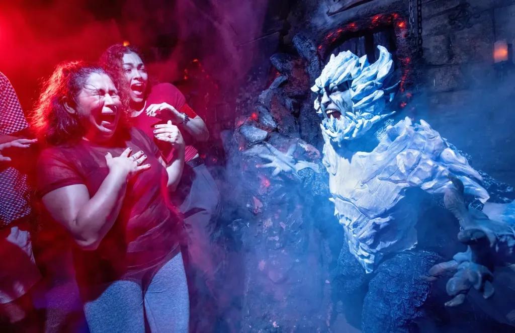 Gäste lassen sich bei den Halloween Horror Nights erschrecken
