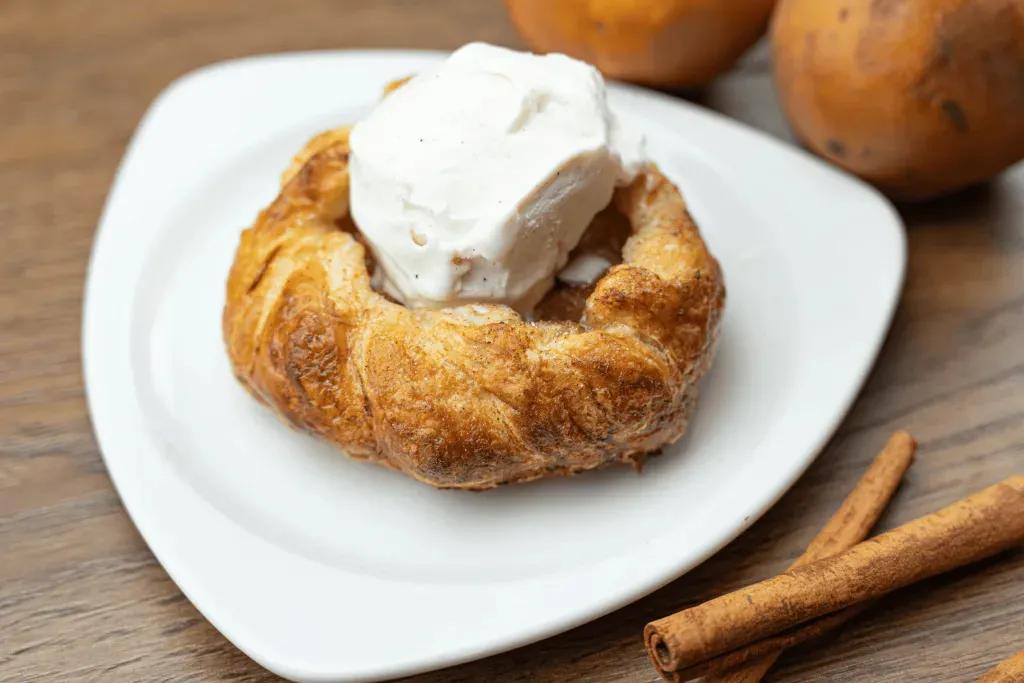 Eine Apfelgalette mit Vanilleeis