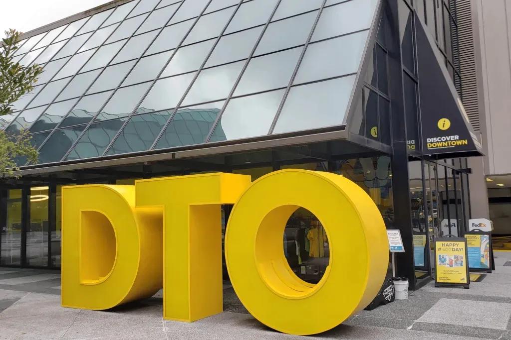 Das Discover Downtown Visitor Center im Stadtzentrum Orlandos mit den Buchstaben DTO vor dem Eingang
