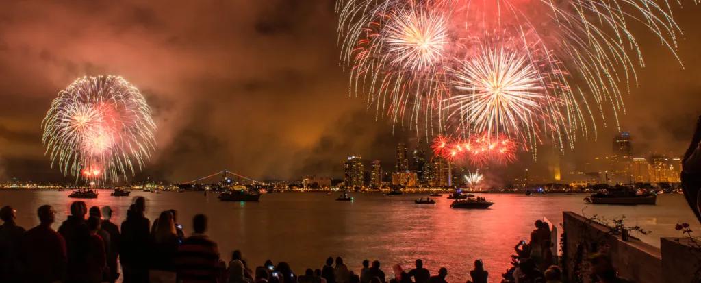 Ein riesiges Feuerwerk erhällt den Himmel und das Wasser der San Diego Bay 