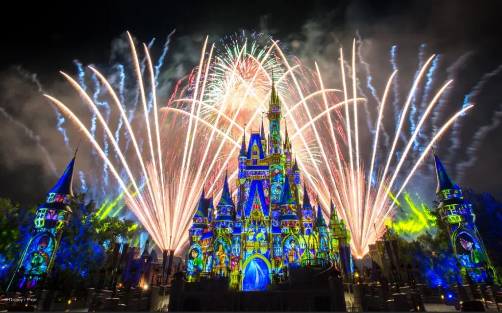 Das Happily Ever After Feuerwerk erhellt den Himmel über dem Cinderella Schloss und Projektionen zeigen Disney Figuren auf dem Schloss