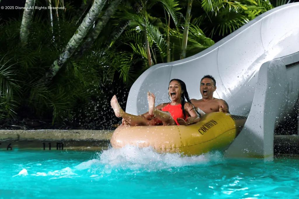 Ein Paar rutscht eine Wasserrutsche im Disneys Typhoon Lagoon Waterpark hinunter