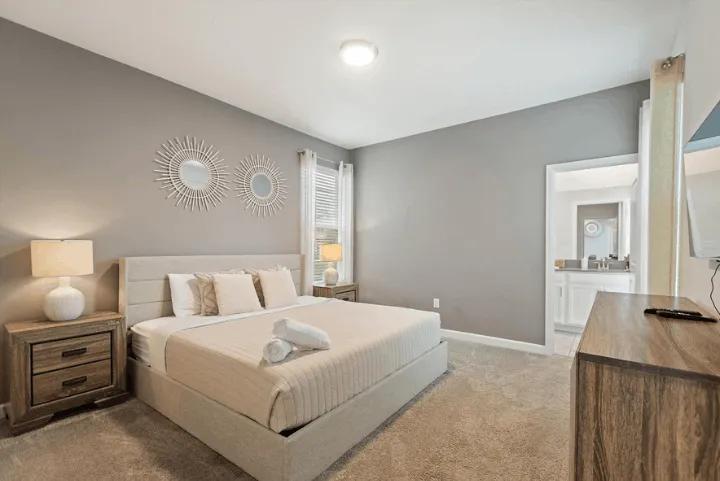 Bedroom with ensuite in an Orlando villa