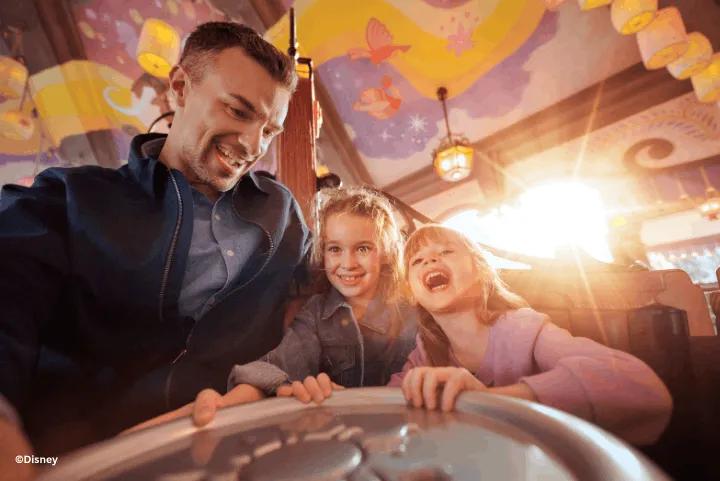 Guests on Raiponce Tangled Spin, Disney Adventure World