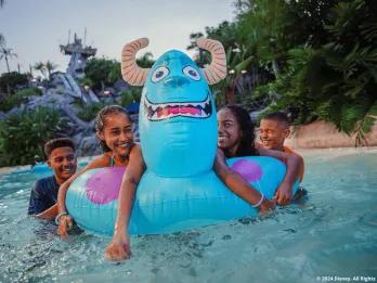 Kinder im Pool bei Disney H2O Glow After Hours