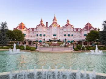 Looking over a large fountain towards the exterior of the Disneyland Hotel 