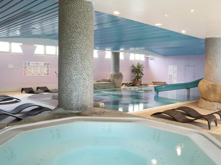 Whirlpool and Indoor pool at Dream Castle Hotel 