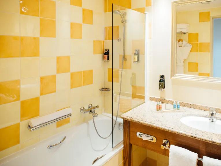 Dream Castle Hotel Paris guest bathroom