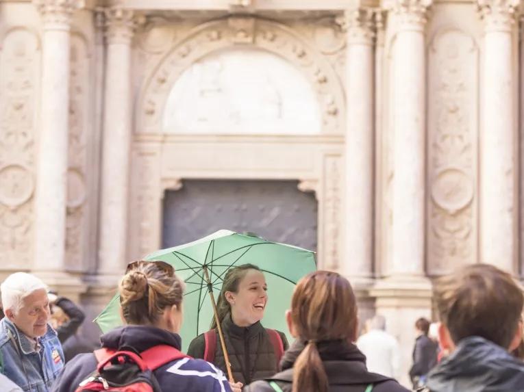 tour-guide-with-group