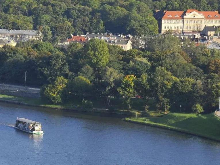 cruise-on-river