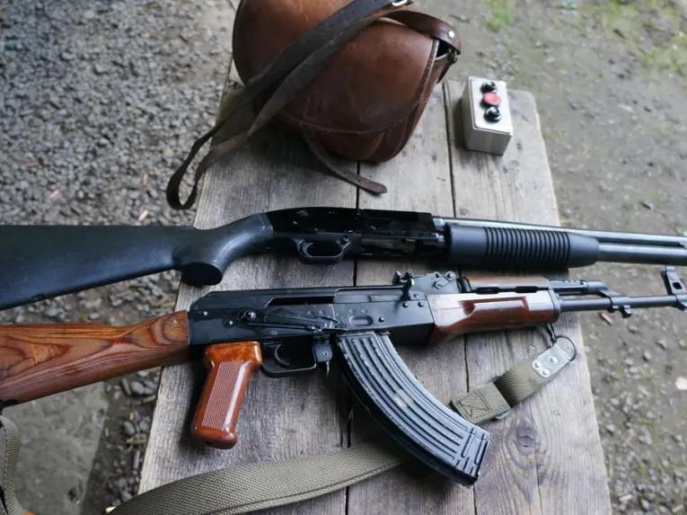 guns-on-bench