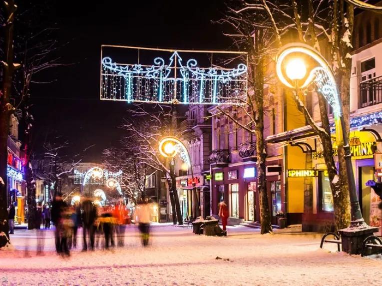 snow-covered-street