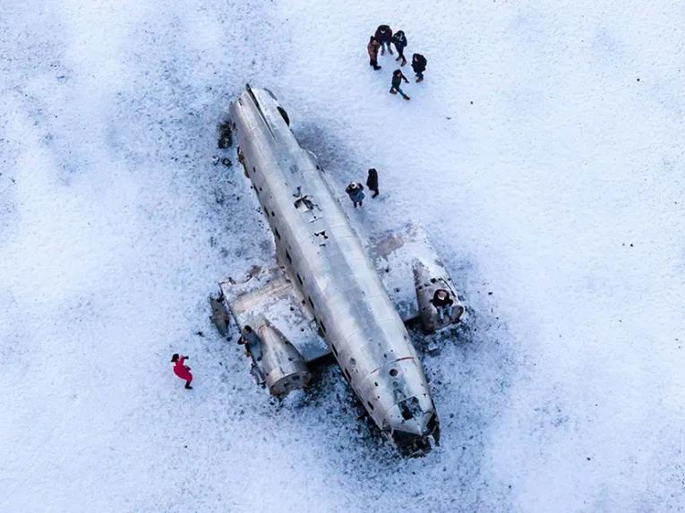 Plane-in-snow