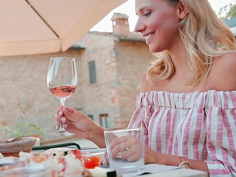 woman-having-lunch