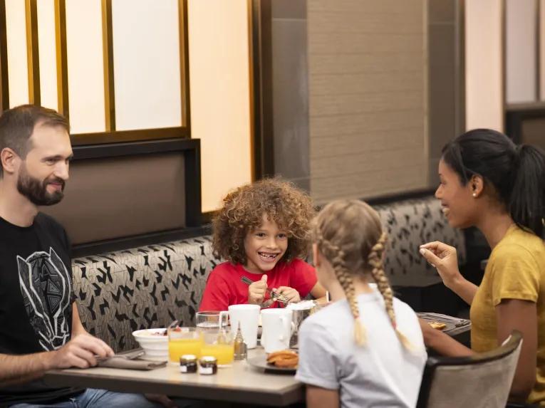 Guests at Empire Club Lounge, Hotel NY DLP