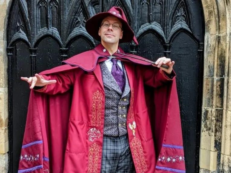 Tour guide in Wizard robes