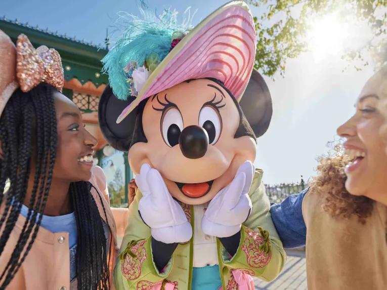 Guests with Minnie - DLP