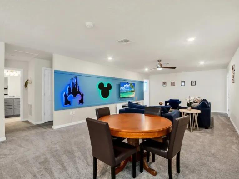Windsor Island (7027) 8-bedroom Villa in Davenport