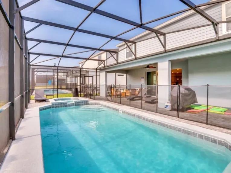 Windsor Island (7027) 8-bedroom Villa in Davenport